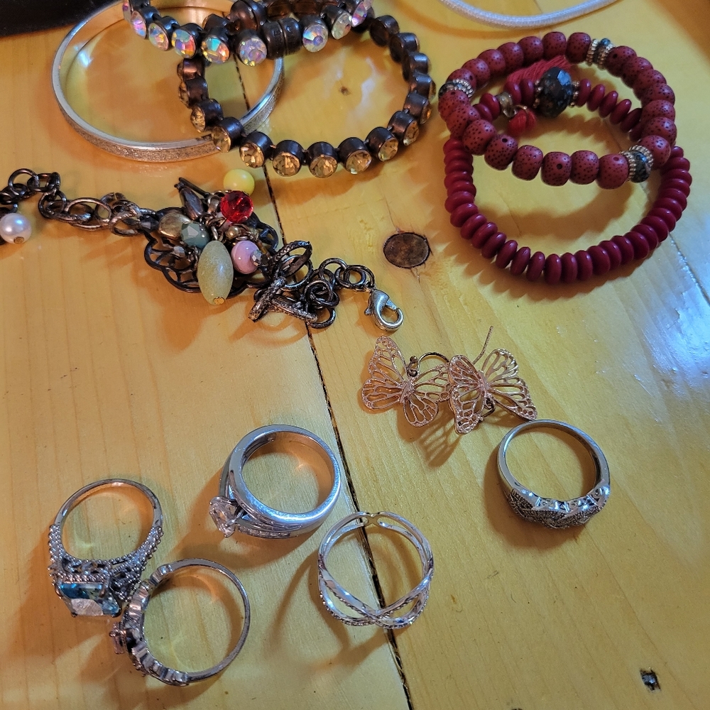 Mixed lot of jewelry